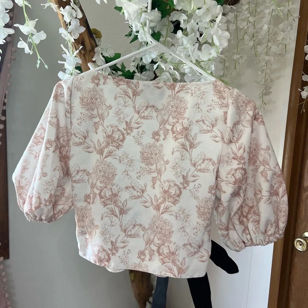 ASOS Design Cream Floral Blouse Crop Top with Black Bow 🎀 🖤 - Picture 8 of 10